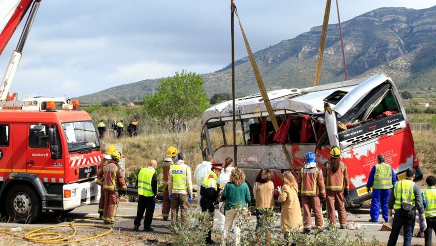 Des équipes de secours arrivent sur les lieux d'un grave accident d'autocar à Freginals (nord de l'Espagne), le 20 mars 2016