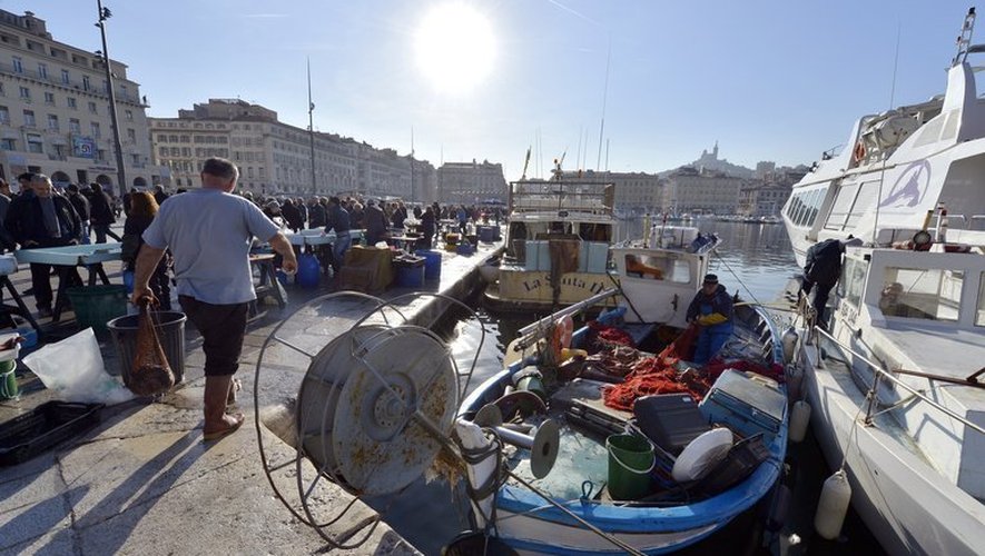 Un pêcheur sur le Vieux port de Marseille