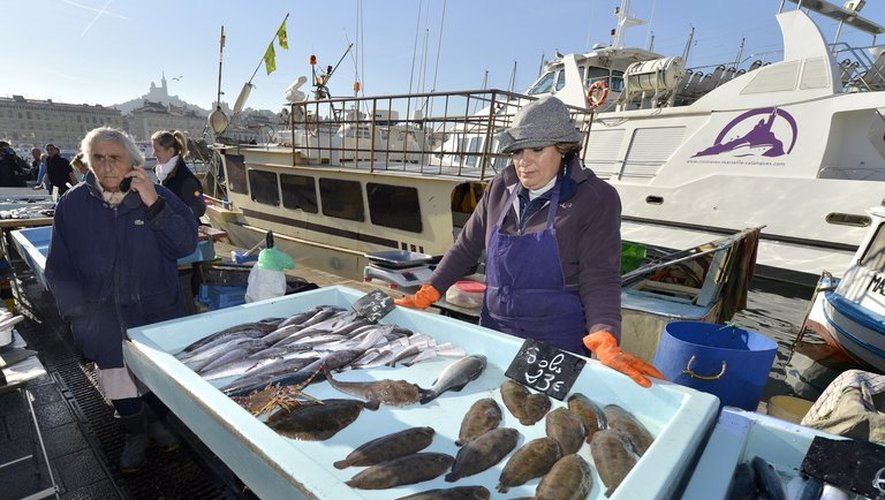 Des pêcheurs vendent du poisson sur le Vieux port de Marseille, le 7 janvier 2013