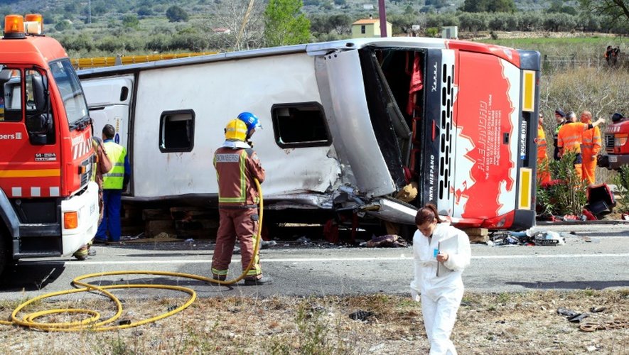 Des équipes de secours sur la route espagnole AP-7 près de Freginals, Amposta au sud de Tarragone après l'accident de bus qui a fait 14 morts