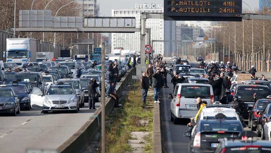 Les taxis bloquent le périphérique le 10 février 2014 à Paris