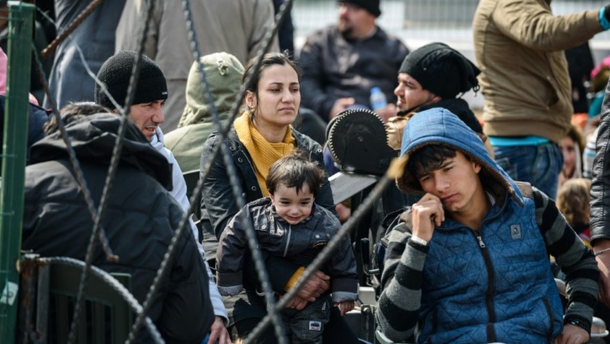 Des migrants attendent au port de Izmir en Turquie le 20 mars 2016 de se rendre par bateaux vers la Grèce