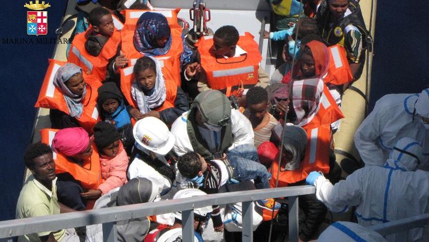 Photo fournie le 4 mai 2015 par la marine italienne de femmes et enfants transférés sur le bateau militaire "Bettica" au large de la Sicile
