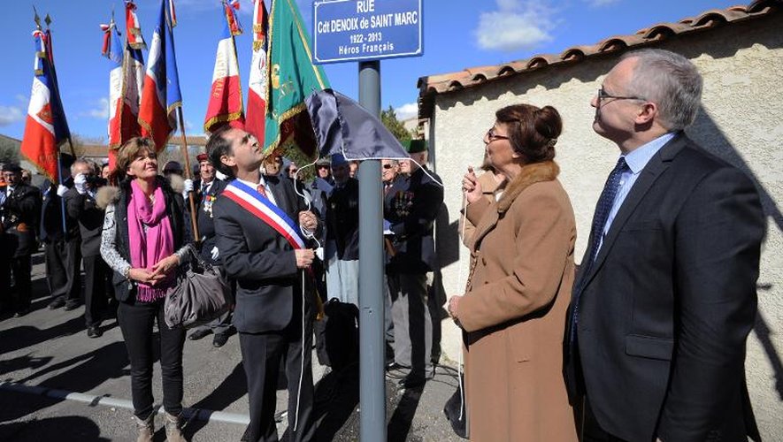 Robert Ménard rebaptise le 14 mars 2015 la "rue du 19 mars 1962", date des accords d'Evian qui mirent fin à la guerre d'Algérie, comme "rue du commandant Hélie Denoix de Saint-Marc", qui a pris part au putsch d'Alger en 1961 contre Charles de Gaulle
