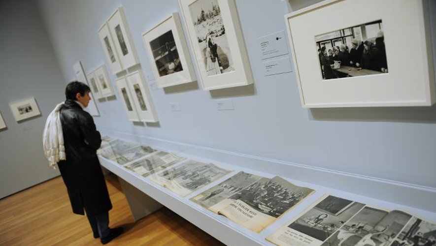 Une femme regarde les tirages du photographe Henri Cartier-Bresson, exposés au Musée d'Art Moderne de New York, le 6 avril 2010