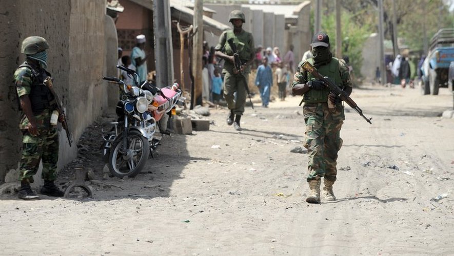 Des militaires nigérians patrouillent à Baga dans l'état de Borno au Nigeria, le 30 avril 2013
