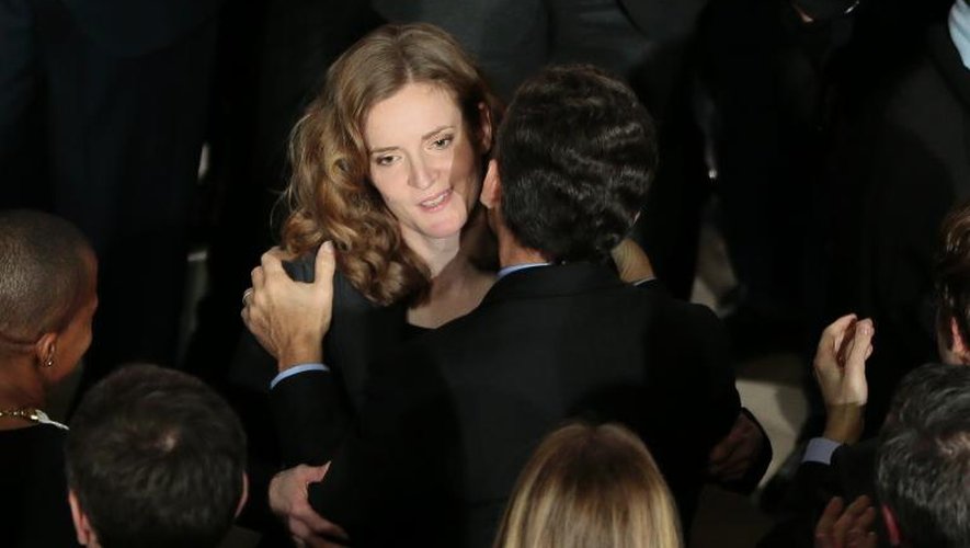 Nicolas Sarkozy embrasse Nathalie Kosciusko-Morizet lors de son meeting de campagne au Gymnase Japy à Paris le 10 février 2014