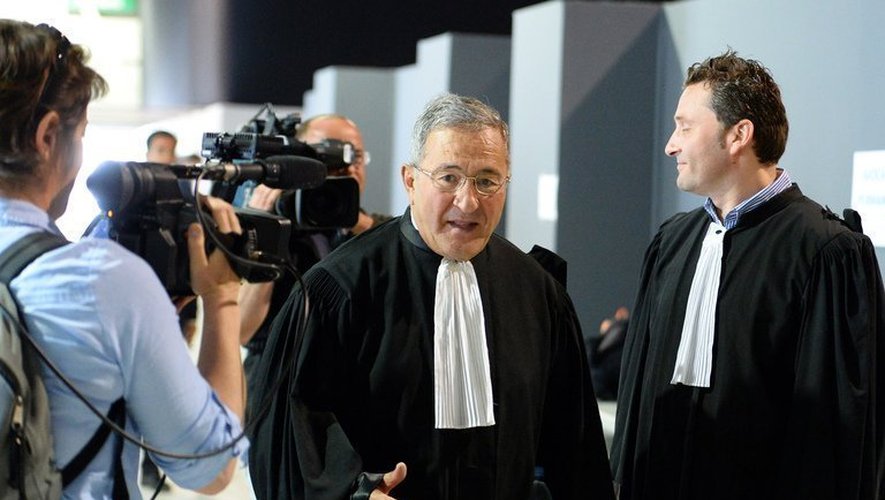 Yves Haddad, avocat de Jean-Claude Mas, avec l'avocat des plaignantes Laurent Gaudon (d) le 14 mai 2013 à Marseille