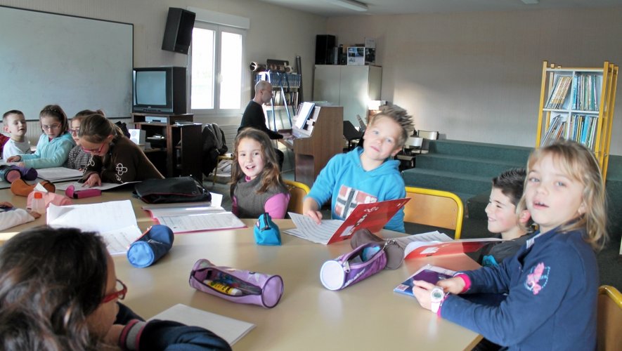 Les enfants de l'école de Sainte-Geneviève posent un peu plus souvent leurs stylos pour apprendre le chant et la musique tous les vendredis depuis la rentrée.