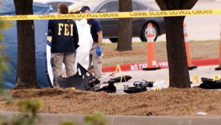 Le FBI devant le centre Curtis Culwell à Garland, au Texas, où la police a fait exploser le 4 mai 2015  une voiture par précaution après l'attaque avortée de deux hommes lourdement armés