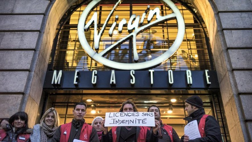Des employés devant le Virgin Megastore en janvier 2013 à Lyon