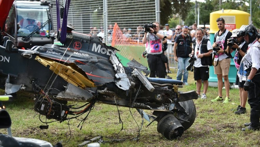 La McLaren de Fernando Alonso est évacuée après le spectaculaire accrochage de l'Espagnol avec le Brésilien Esteban Gutiérrez au GP d'Australie, le 20 mars 2016 à Melbourne