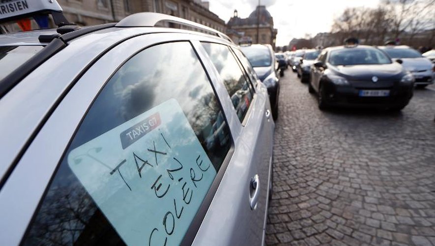 Des chauffeurs de taxis bloquent la circulation à Paris, le 10 février 2014