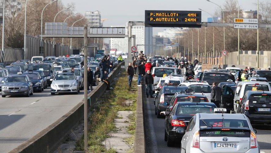 Des chauffeurs de taxis bloquent la circulation sur le périphérique, le 10 février 2014 à Paris