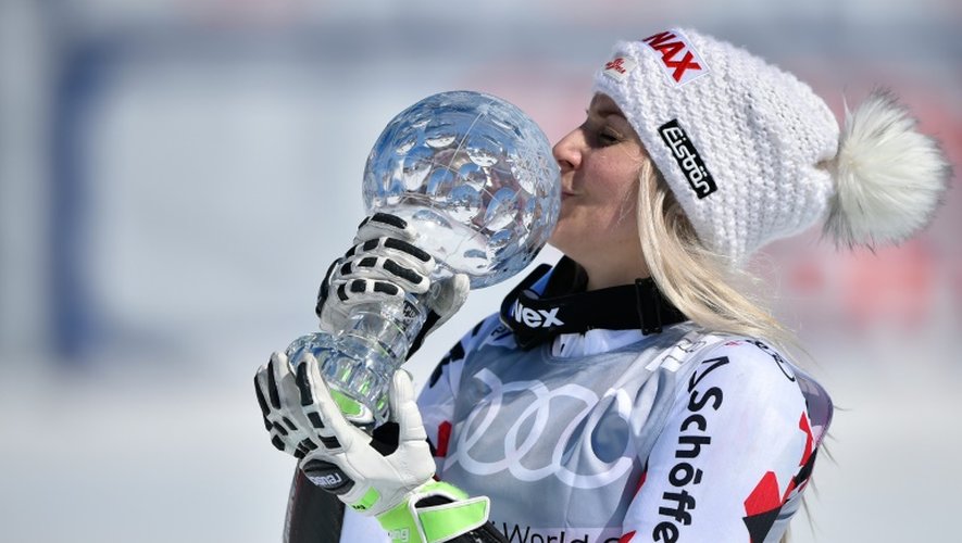 L'Autrichienne Eva-Maria Brem embrasse le petit globe du géant obtenu après sa 4e place dans l'épreuve des finales à St Moritz, le 20 mars 2016