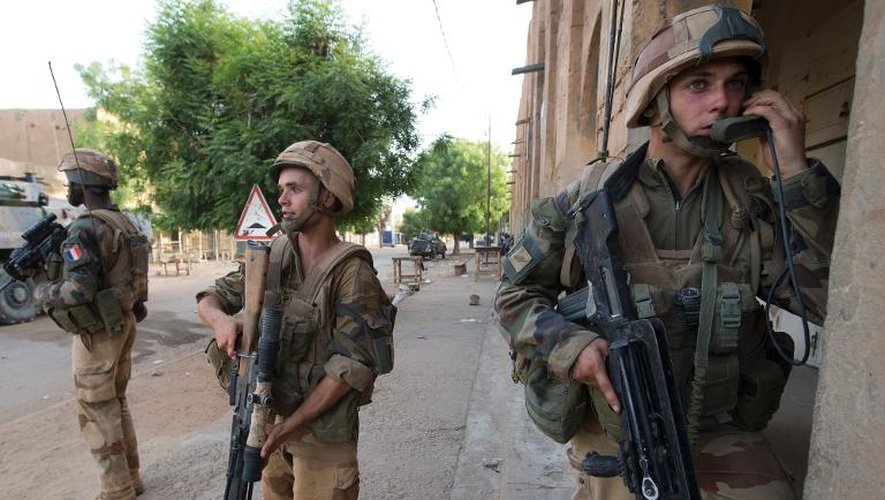 Des soldats français en position dans une rue de Gao après une alerte sur la présence de membres du Mujao, le 13 avril 2013 dans le nord du Mali