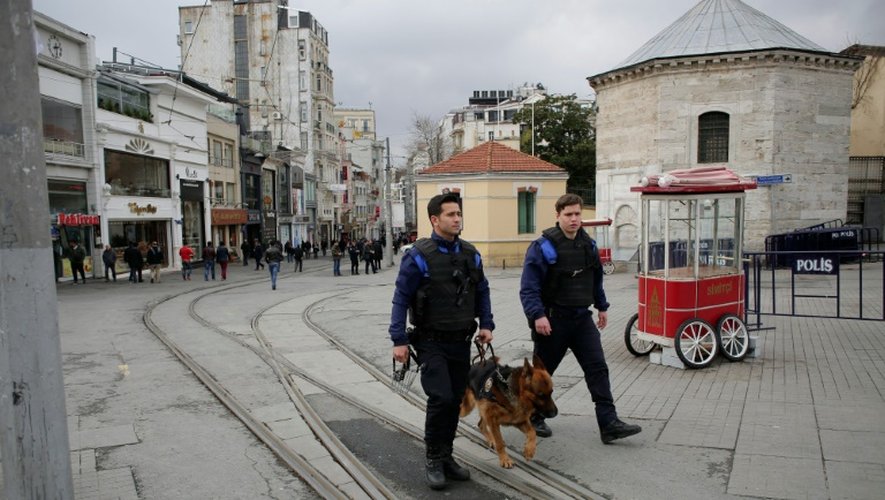 Une patrouille de police le 20 mars à Istanboul où le match de football au sommet Galatasaray-Fernerbahçe a été annulé en raison d'une menace d'attentat au lendemain d'une attaque-kamikaze qui a fait quatre morts