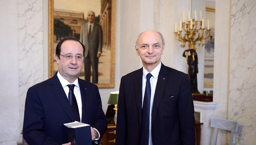 François Hollande recevant le rapport de la Cour des comptes des mains de son Premier président Didier Migaud le 10 février 2014 à l'Elysée à Paris