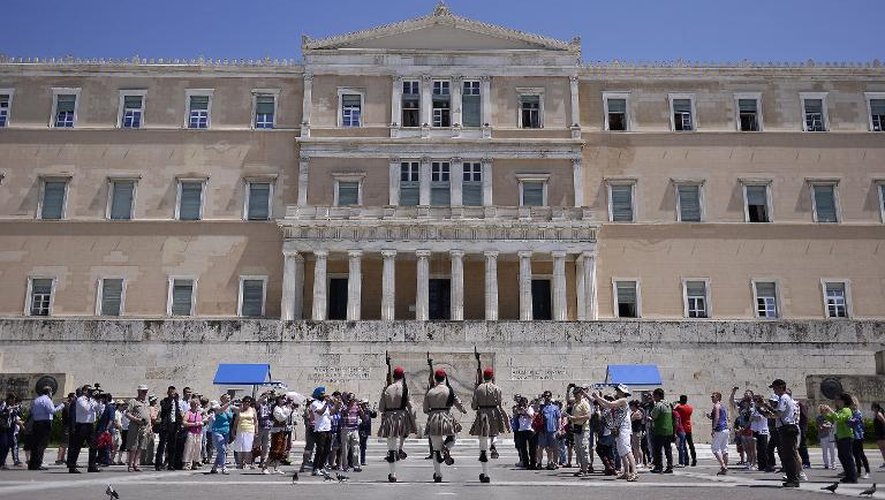 Les touristes observent la marche de la garde devant le Parlement grec, le 5 mai 2015 à Athènes