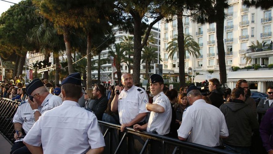 Des policiers aux abords du plateau du Grand Journal, émission de Canal+, à Cannes, le 17 mai 2013