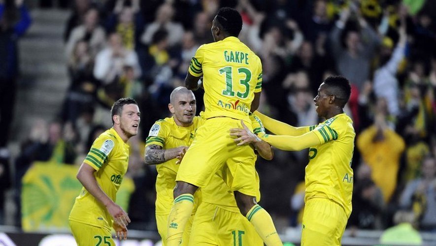 Les Nantais célèbrent le but de la victoire contre Sedan (2-1), qui les envoie en L1, le 17 mai 2013 à Nantes
