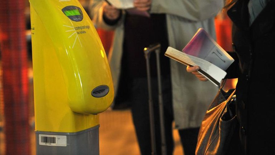 Des passagers compostent leurs billets à la gare de Saint-Pierre-des-Corps, près de Tours, le 5 décembre 2011