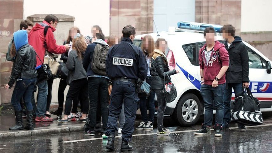 Des policiers devant un lycée à Strasbourg, le 17 mai 2013