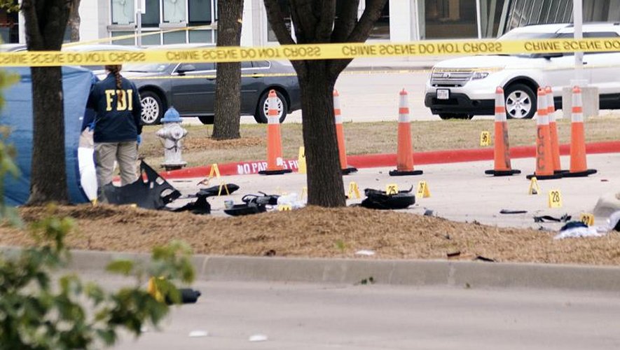 Les débris d'une voiture que la police a fait exploser le 4 mai 2015, près du Curtis Culwell Center à Garland, Texas, où deux hommes ont été abattus alors qu'ils visaient un rassemblement d'une organisation islamophobe