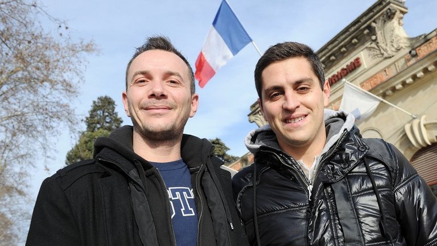Vincent Autin (g) et son compagnon Bruno posent à Montpellier, le 12 janvier 2013