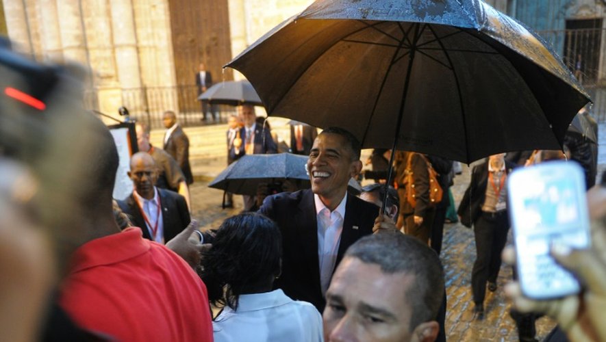 Le président américain Barack Obama échange avec des Cubains et des touristes à son arrivée à la cathédrale de la Havane, le 20 mars 2016