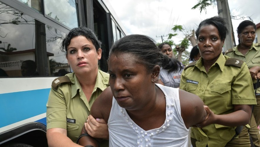 Des membres du groupe de dissidents cubains les Dames en blanc, rassemblant des femmes d'anciens détenus politiques, arrêtées le 20 mars 2016 pendant une manifestation à La Havane