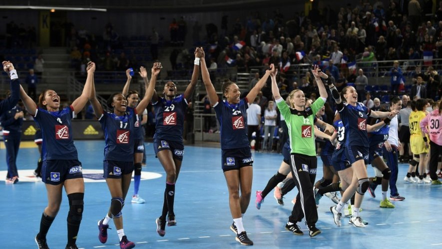 Les joueuses de l'équipe de France de hand qualifiées pour le tournoi olympique de Rio après leur victoire sur le Japon à Metz, le 20 mars 2016