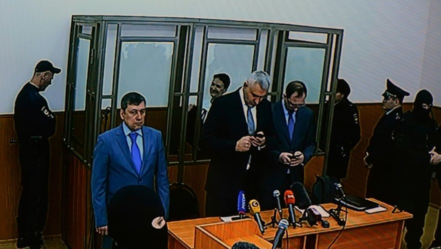 Une photo d'un écran retransmettant le procès de Nadia Savtchenko, (à l'arrière-plan), à Donetsk en Russie, le 21 mars 2016