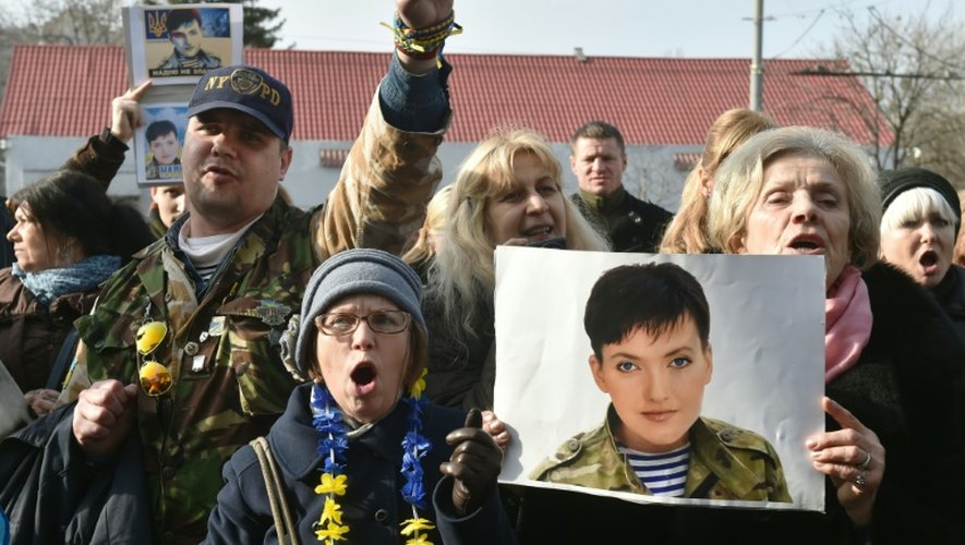 Des partisans de la pilote ukrainienne Nadia Savtchenko manifestent devant l'ambassade russe le 6 mars 2016 à Kiev