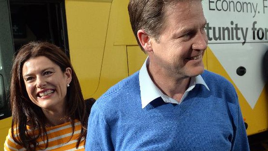 Le leader des lib-dems, Nick Clegg, accompagné de sa femme à Solihull, dans le centre de l'Angleterre, le 5 mai 2015