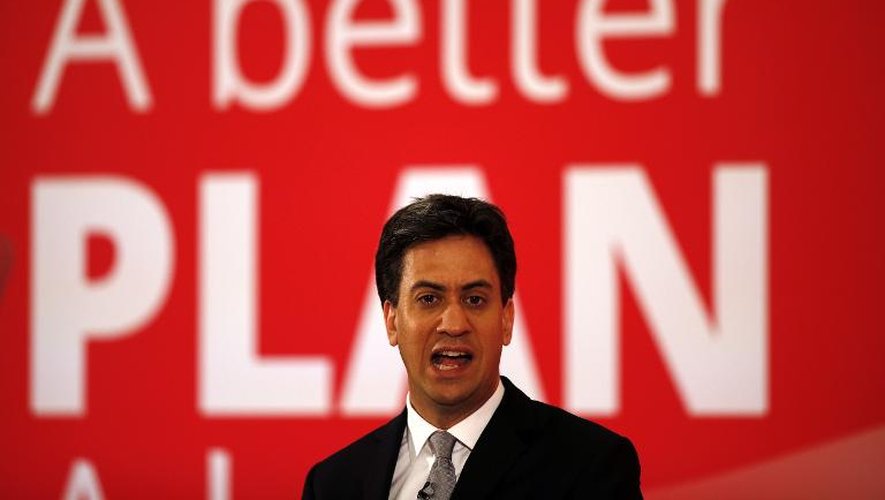 Le leader de l'opposition travailliste britannique Ed Miliband en campagne à Kempston, près de Bedford, le 5 mai 2015