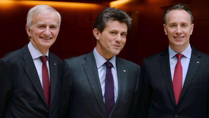 Le PDG sortant d'Axa, Henri de Castries (C), avec ses successeurs, Denis Duverne (G) futur président non-exécutif du conseil d'administration, et l'Allemand Thomas Buberl (D) futur directeur général, à Paris le 21 mars 2016