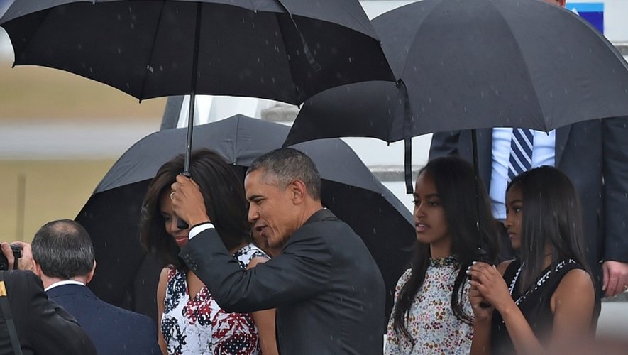 Le président Obama entouré de sa femme Michelle et de ses filles Malia et Sasha à leur arrivée le 20 mars 2016 à l'aéroport de La Havane