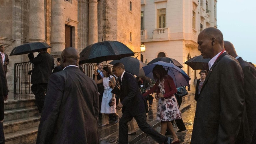 La famille Obama se rend, sous la pluie,  dans la cathédrale de La Havane, le 20 mars 206 à Cuba