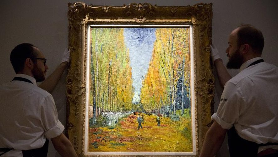 Employés de Sotheby's accrochent le 10 avril 2015 à Londres, avant la mise aux enchères à New York, l'oeuvre de Vincent Van Gogh "L'Allée des Aliscamps"
RESTRICTED TO EDITORIAL USE, MANDATORY MENTION OF THE ARTIST UPON PUBLICATION, TO ILLUSTRATE THE EVENT AS SPECIFIED IN THE CAPTION
