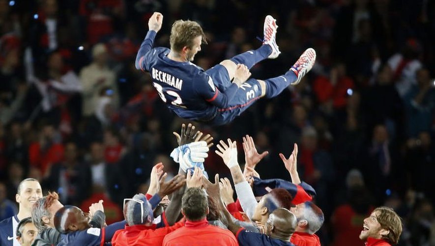 Le milieu de terrain du PSG David Beckham fêté par ses coéquipiers à l'issue du match contre Brest le 18 mai 2013 au Parc des Princes à Paris