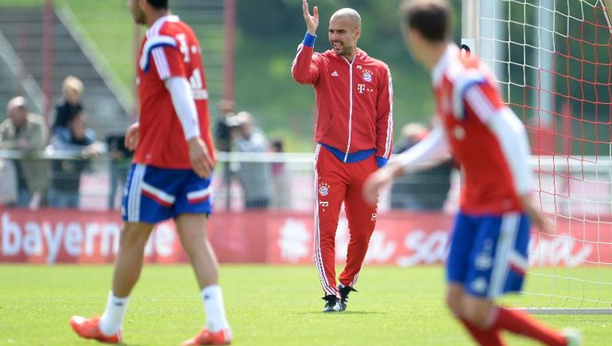 L'entraîneur du Bayern, l'Espagnol Pep Guardiola (c), donne des instructions lors d'une séance d'entraînement, au lendemain de la défaite de son équipe en Coupe d'Allemagne contre Dortmund, le 29 avril 2015 à Munich