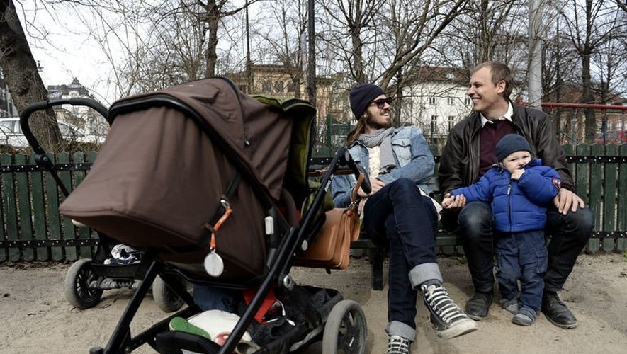 Un père discute avec un ami dans un parc où il a amené son enfant, à Stockholm, le 24 avril 2013