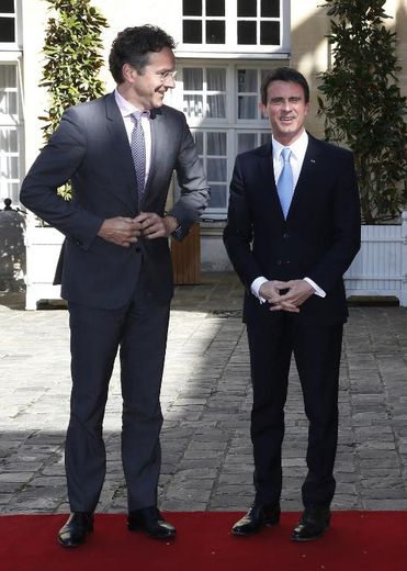 Le Premier ministre français Manuel Valls (d) et le président de l'Eurogroupe, Jeroen Dijsselbloem, à Paris le 6 mai 2015