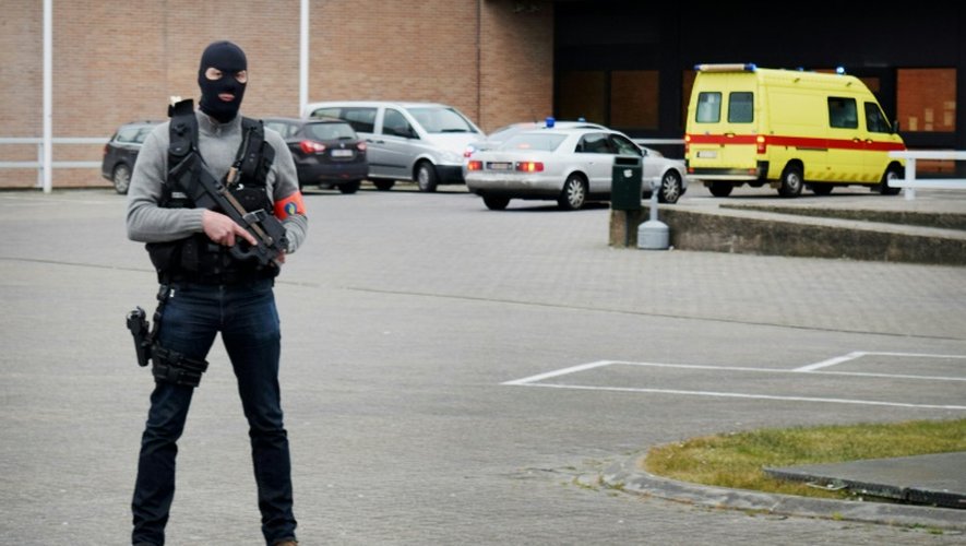 L'ambulance supposée transporter Salah Abdeslam à son arrivée le 19 mars 2016 à la prison de Bruges
