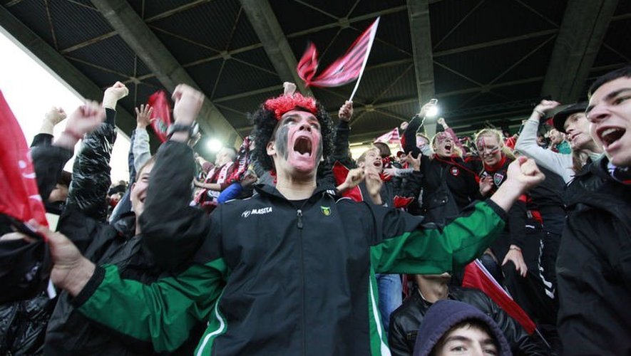 Des supporteurs de Toulon célèbrent la victoire en Coupe d'Europe de leur équipe le 18 mai 2013 au stade Mayol de Toulon