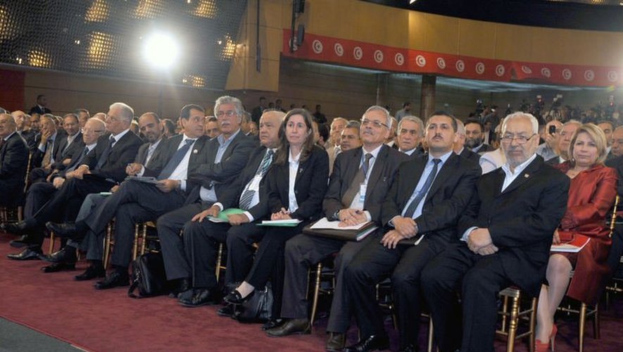 Rached Ghannouchi (à droite), le leader du parti islamiste Ennahda au pouvoir en Tunisie, le 16 mai 2012 à Tunis
