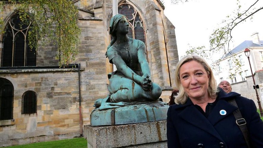 Marine Le Pen pose devant une statue de Jeanne d'Arc à Châlons-en-Champagne le 11 novembre 2014