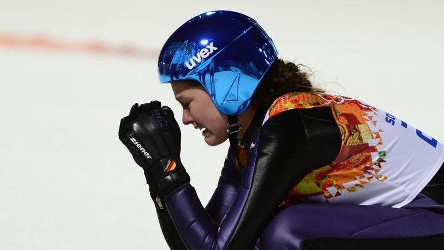 L'Allemande Carina Vogt pleure de joie après son titre olympique au saut à skis le 11 février 2014 dans la station de Rosa Khutor