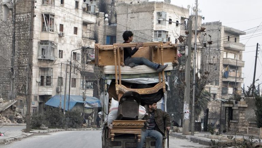 Des Syriens prennent la route pour fuir les combats à Alep, le 27 janvier 2015